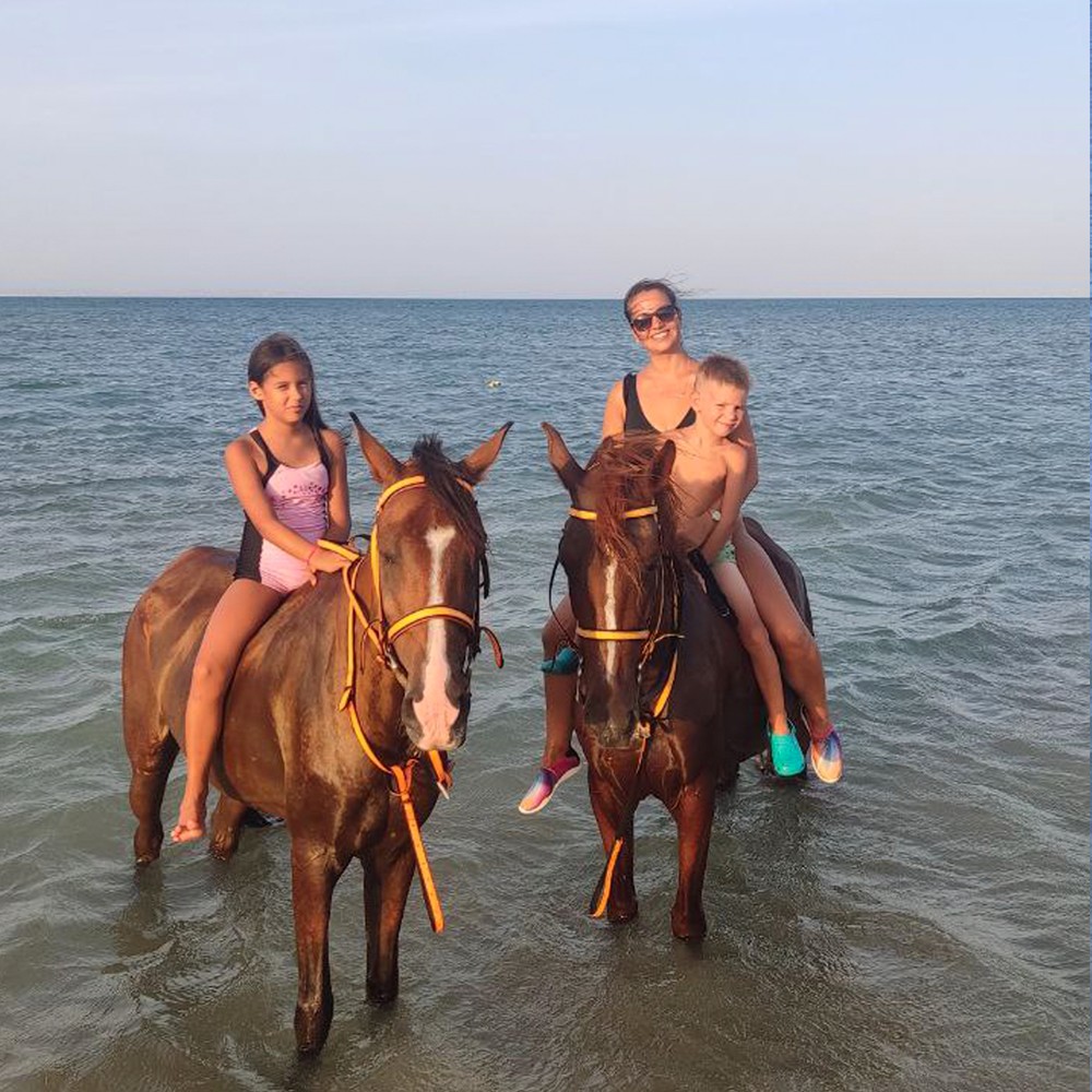 В море верхом на лошади